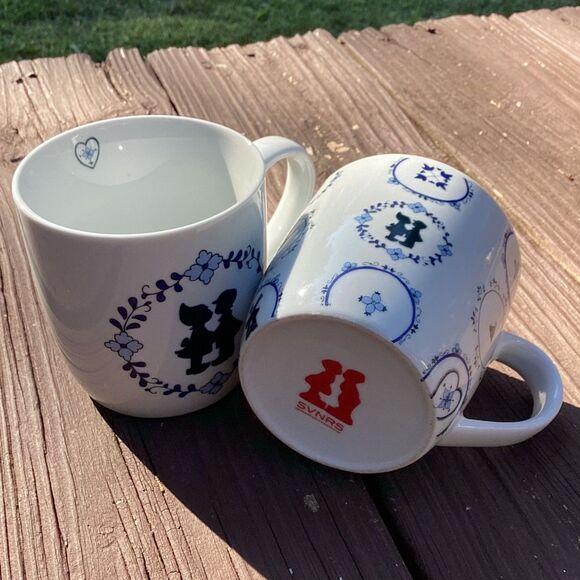 SVNRS Holland Delft-Style Kissing Dutch Mugs Pair 12oz Blue & White - Picture 4 of 5
